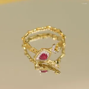 Cluster Ringe Leichte Luxus rotes Kristallverschluss Weichkette Schlange für Frauen Vintage Temperament coole Mode süßer Silberschmuck
