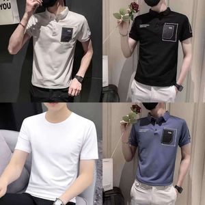 Nuova maglietta corta estiva per uomini con fit slim e design alla moda in Corea del Sud, con una polo casual a mezza manica di nicchia featurg