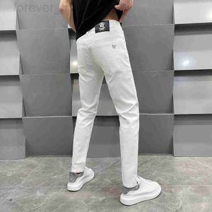 Mäns jeans designer Hong Kong White Jeans Men Summer Slim Fit Small Leg Pants Trendy Brand Light Luxury European Q0ek