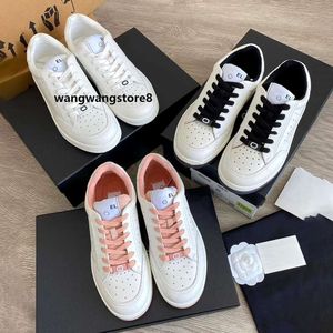 Toppkvalitet 9 färger klänning skor kvinnor lyx skum platt tränare mens present designer kanal gummi run loafer låg basket sko utomhus vandring casual sneakers