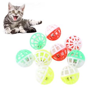 Toys 10/30/50pcs Toys de animais de estimação Bola de treinamento de gatinho plástico com Bell Hollow Cat Fun Throw Ball Color aleatória