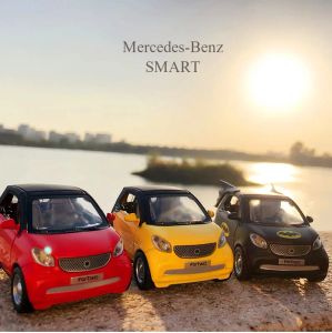 Bil 1:36 Smart Fortwo Toy Vehicles Diecast Model Carstoj för barn Metallbilar för brithday dekoration