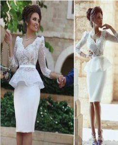 Vestidos de cocktail de joelho branco, bainha peplum bainha de manga comprida V LACE LACE VESTES DE FESTA CURTA VESTIMENTOS DE PROM PROM