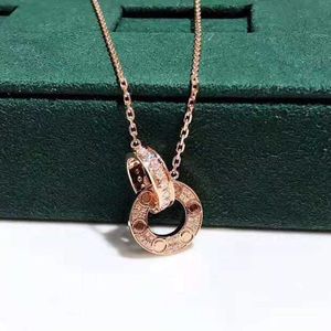 Colar de luxo de alta qualidade Treente e moda Cuagag Bolo de anel duplo cruzando 18k Gold Rose Colorful Student Pingente não desaparece