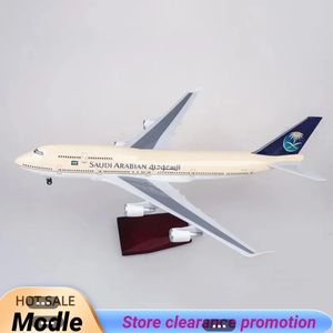 1 150 Ölçek 47cm Uçak B747-400 Uçak Suudi Arabian Havayolları Model W Hafif Tekerlekler İniş Dişli Dişleri Diecast Plastik Düzlem Oyuncak 240417