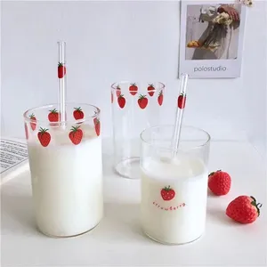 Vinglas Nana Glass Cup med sugrör 300 ml 10 oz tjocka tumlar Strawberry -tryck Värmebeständiga gåvor för barnflickor 1 bit