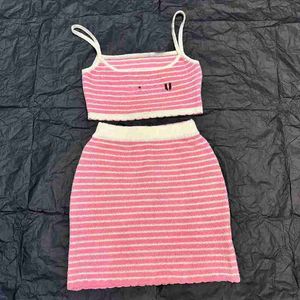 Zweiteiliger Kleidungsdesigner 24 Sommer Neues Produkt Pink Stripe Sling Halbrock Set für Frauen K9PP