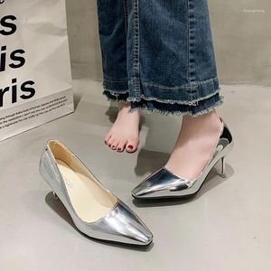 Vestir sapatos para mulheres 2024 saltos altos de saltos prateados qualidade de qualidade simples e elegantes