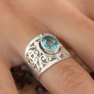 バンドHuitan Romantic Blue Stone Women Rings Hollow Out Band Fancy Bridal Wedding Rings for Party Anniversaryギフトファッションジュエリー