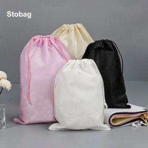 Väskor Stobag Nonwoven DrawString Bags Shoe Clothes Storage Fabric Portable Reusable Travel Organizer Bakar Anpassad logotyp (extra avgift)