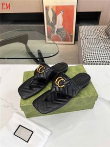 Designer Luxus Marmont Tanga Sandalen Damen Schwarze Leder Flats Schuhe Chevron Sterzte Flip Flop Slide Flat Slipper mit Originalschachtel
