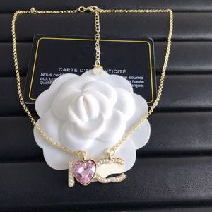 Designer Fashion Pendant Necklace for Women Pink Heart Chain 18K Gold Plated Copper Alloy Letter Pendant Halsband smycken333E