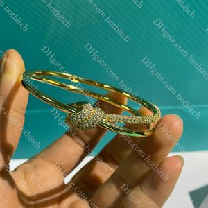 Designer Diamond Armband High Quality Exquisite Gold Bangle Luxury Armband för kvinnor som inte bleknar Ladies Wedding Jewelry Gift With Box