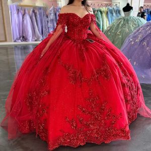 Röd glänsande quinceanera klänningar bollklänning paljetter applikationer spetspärlor glitter med kappa mexikanska söta 16 klänningar 15 anos