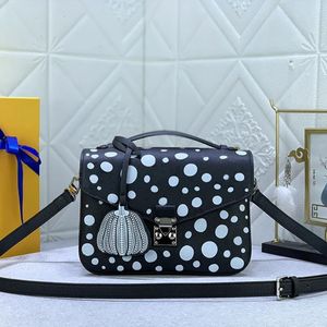 Kadın çanta çantası metis messenger crossbody çantası michael kadar gerçek deri desen çıkarılabilir uzun kayış kilidi yakalama fahsion harfleri kabak kolye m41487