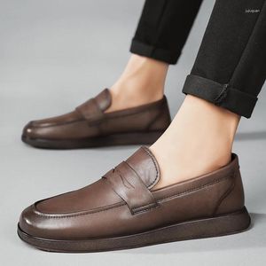 Sapatos casuais homens de couro genuíno escorregarem tênis brancos macios machos machos de panos de moda de moda mocassins