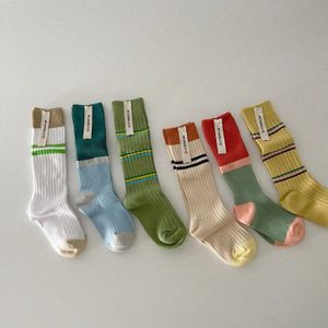 3pairs/partier småbarn baby knä hög golv strumpa barn randiga strumpor barn pojkar flickor flickor bomullsrör strumpor bebes design 1-9 år 240407