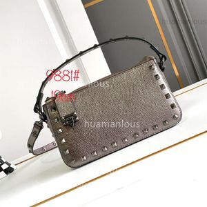 Undercand Stud vlogoo çanta çanta rock kadın valens tino moda kilit kadın 2024 küçük lychee deri tek omuz crossbody toka perçin dk27