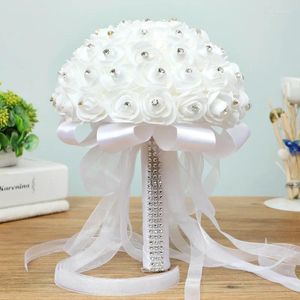 フォームシミュレーション花の白いバラの花束を保持する結婚式の花韓国の花嫁