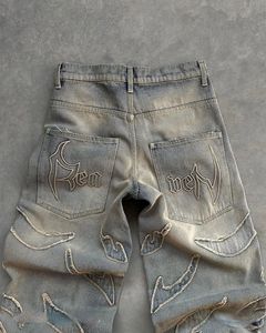 Jeans folgados de retalhos angustiados de rua de rua para homens y2k vintage bordado de bordado de borda crua calça de jeans reta de pernas largas 240420