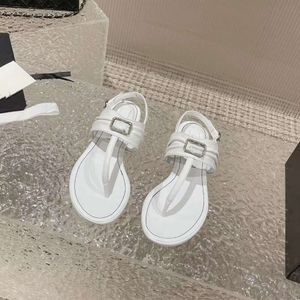 2024 Original Sommer neuer Xiao Xiang Feng Shui Diamond Button Seide mit für Frauen flacher Boden offener Perle -Perlen Sandalen