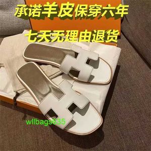 Oran Sandals 패션 가죽 슬리퍼 All Sheepskin 2024 여성을위한 새로운 슬리퍼 여름 패션 플랫 바닥 진짜 가죽 해변에서 로고 hbs3we