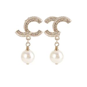 Pearl Earrings 2cm Dangle Stud Earring Designer för kvinnliga lyxörar C Letter Smycken Kvinnor 18K Diamond Wedding Presents230o