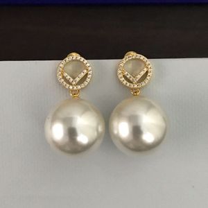 Kort kvinnliga designers Stud Gold Earring Diamond Pearl Earrings Ear Stud Womens Designer Studs Birthday Present Letters F 22112106277L
