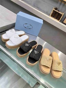 2023 New Prad Triangle Straw Weave Clipper Sandal Platform Raffias Slippers Designer Womans Mens Summer Flat Flat Flat Flip Flip Flops Outdoors Sliders Sliders Beach