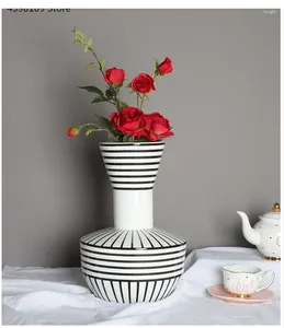 花瓶スカンジナビアの幾何学的な黒と白の縞模様のボトルモダンな家の装飾リビングルームテーブルカウンタートップ