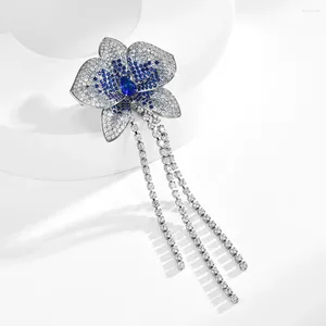 Broschen leuchten luxuriöser kristallblauer Blumenbrosche Pin für Frauen Temperament Lange Quasten Retro weibliche Hochzeits Bankett Schmuck Schmuck