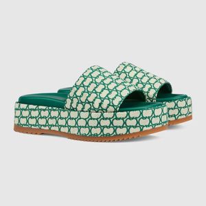 Platforma kapcie Sandy Beach Sandals Nowy pokój Silde Silde Drukowana moda kwiatowa Kobiety Summer Slipper Plizuj zielone litery haftowane grube podeszwy sandały dla kobiet