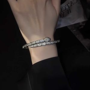 Bracciale a forma di serpente di serpente con zircone micro con design unico di lussuoso senso di lusso di lusso di lusso di gioielli freschi e alla moda