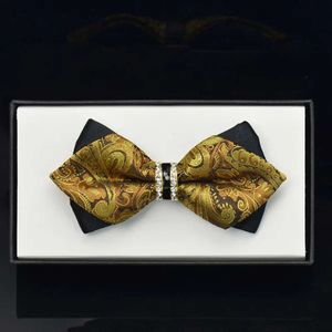 العلامة التجارية Bow Ties Fashion 2024 Men Designer Brand French Gentleman Tie Paisley Bowtie Business Business Butterfly Knot Diamond British Men's 9884