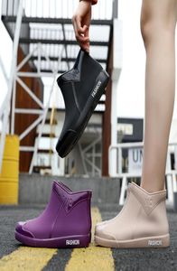 Stivali da pioggia alla caviglia da donna Autunno Ladies Rubber PVC scarpe d'acqua per pioggia impermeabili Slip on Fashion Female Flats Calza