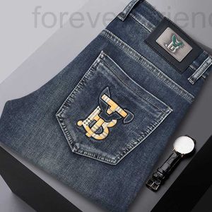 Мужские джинсовые дизайнер 2023 Осень/Зимняя новая европейская модная бренда для мужчин и молодежного корейского издания Slim Fit Маленькие ноги упругие тисненные.