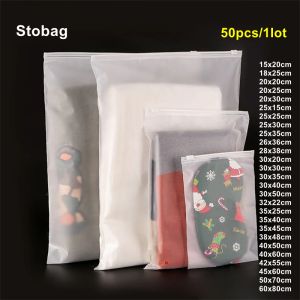 Bolsas Stobag 50pcs por atacado Fosco claro Roupas de roupas de embalagem Sacos de ziplock sela