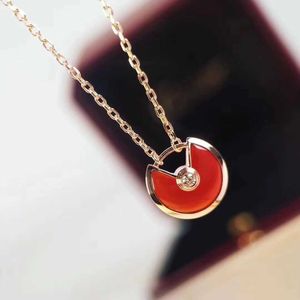 High Quality Luxury Necklace quality V-gold amulet necklace with white Fritillaria black red agate thick plated 18k rose gold lock bone chain pendant