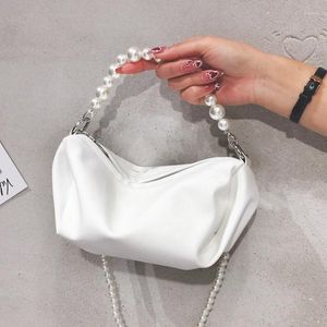 Axelväskor elegant svart vit mini för kvinnor 2024 handväska pärlkedjor mode tote väska