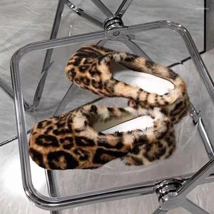 Pantofole leopardo slittamento peluche sugli articoli di moda inverno rotondi coprono le donne al di fuori del design della pista dolce scarpe in gomma