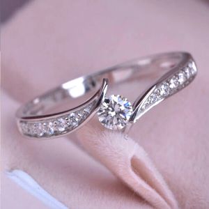 Группы Huitan Style Style Silver Color Женское кольцо с блестящим кубическим цирконом.