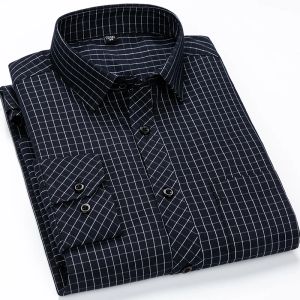 Skjortor Herrens klassiska standardfit Plaid/randig social kontorsklänningskjorta Single Patch Pocket Långärmad formell affärsgasiltröjor