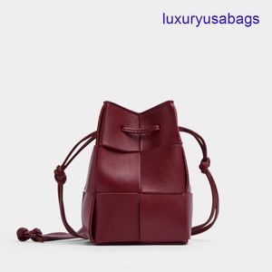 Womens Designer Cassette Cross-body Bucket Botegaveneta Mini/Small Size Intreccio Leather Cross-body Bucket Bag Interior Open Pocket DrawSling Stängning 9911