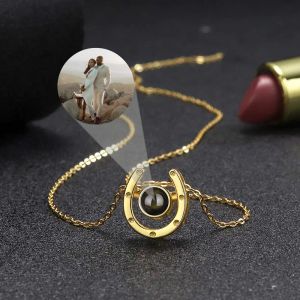 Halsband Anpassade fotohalsband bokstav U Pendant Projection Photo Necklace For Women Curve Clavicle Chain Fashion Jewelry Party Gift 2023