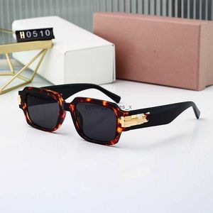 2024 Novo estilo Os óculos de sol pequenas caixas femininas líquidas de moda vermelha no exterior Sense