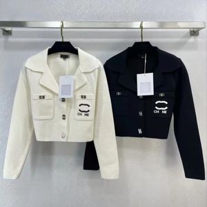 2024 Designer Women's Jacket Top Lapel Polo Fashion Bröstficka Slim Fit White Printed Metal Buckle Sticked Long Sleeve Cardigan Jacket