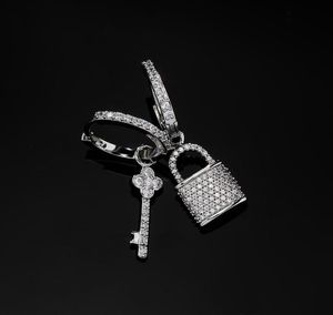 2022 Neue Fashion Lock- und Key Drop -Paar Ohrringe für Frauen Bling White CZ Zirkonstein Dangle Ohrring -Bolzen ICED Micro Pave Cubi5920291