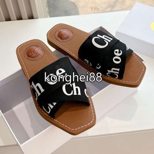 Berömda designer Sandaler Kvinnor Trä sula läder tryckta strandskor Summer modelägenheter, utomhus fritid alfabet broderade flip-flops duk tofflor