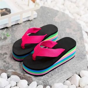 Sıkıcı Yaz Gökkuşağı Kalın Talize Sandalet Renkli Topuklu High Topuklu Günlük Plaj Flip Flop Chanclas Mujer Eva 240420