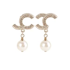 Pearl Earrings 2cm Dangle Stud Earring Designer för kvinnor Luxury Earings C Letter SMycken Kvinnor 18K Diamond Wedding Presents242e